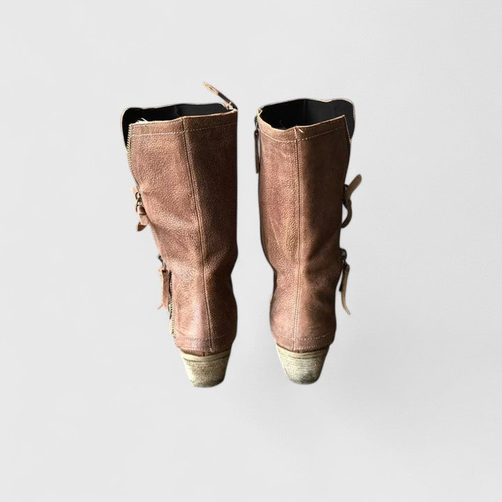 FJØRNA women's orthopedic boots with classic arch support, featuring a sturdy sole and stylish design for comfortable everyday wear.