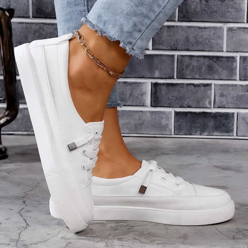 FJØRNA women's orthopedic sneakers in leather and mesh, featuring supportive design and comfortable casual style.