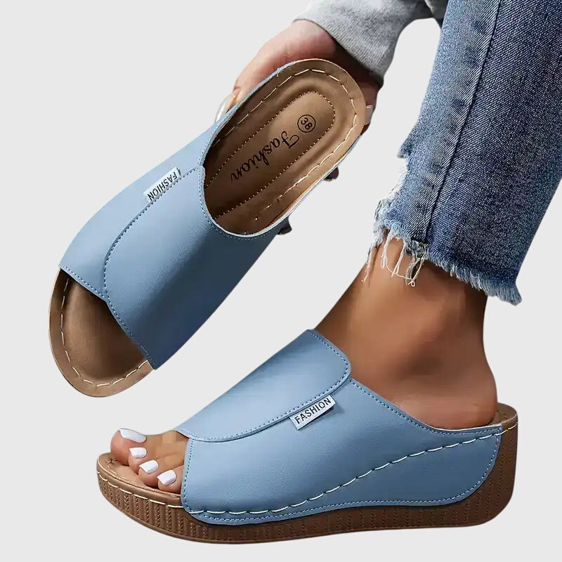 FJØRNA women's orthopedic sandals with arch support, ideal for summer, featuring cushioned footbed and adjustable straps.