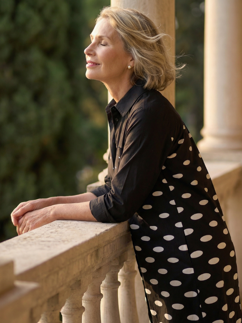 FJØRNA elegant women's polka dot dress with pockets, showcasing a stylish knee-length dress with a fitted waist and short sleeves.
