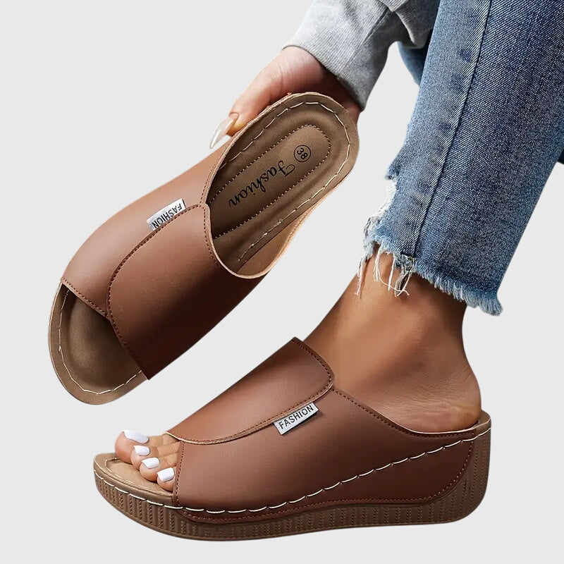 FJØRNA women's orthopedic sandals with arch support, summer open-toe sandals featuring cushioned insoles and adjustable straps.