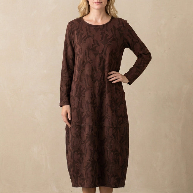 Burgundy FJØRNA women's elegant maxi dress with long sleeves and side pockets, flowing fabric, perfect for sophisticated occasions.