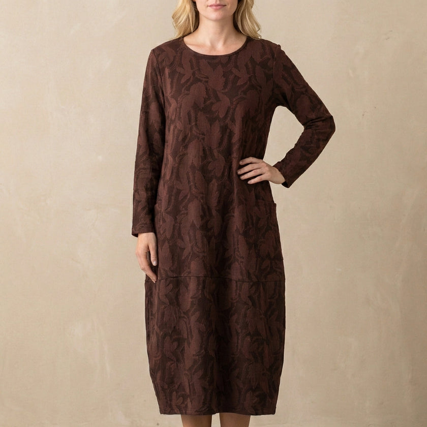 Burgundy FJØRNA women's elegant maxi dress with long sleeves and side pockets, flowing fabric, perfect for sophisticated occasions.
