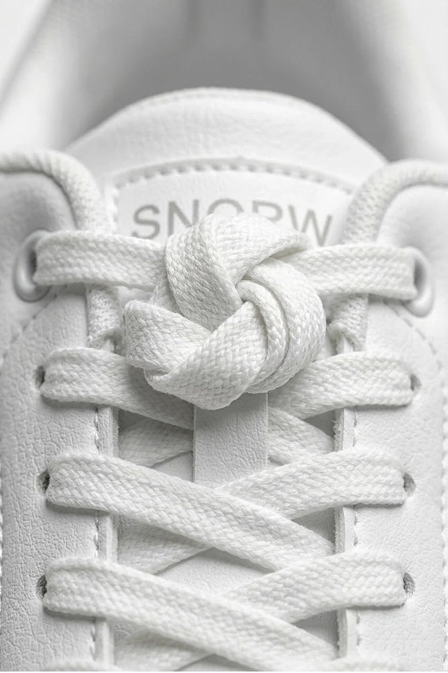 White minimalist FJØRNA women's casual trainers with clean design and classic silhouette, perfect for everyday wear.