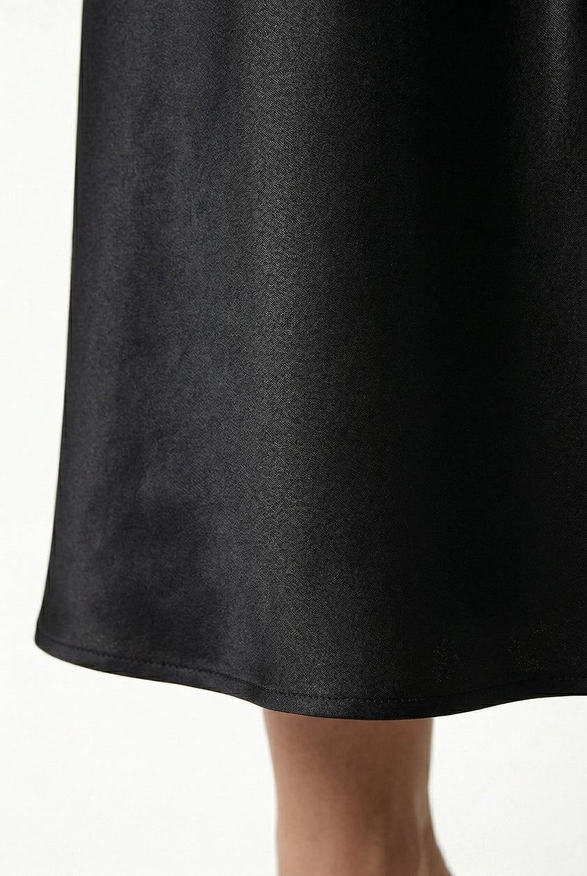 FJØRNA satin high-waist flowing midi skirt for women, elegant pencil style in a luxurious fabric, shown in a stylish side view.