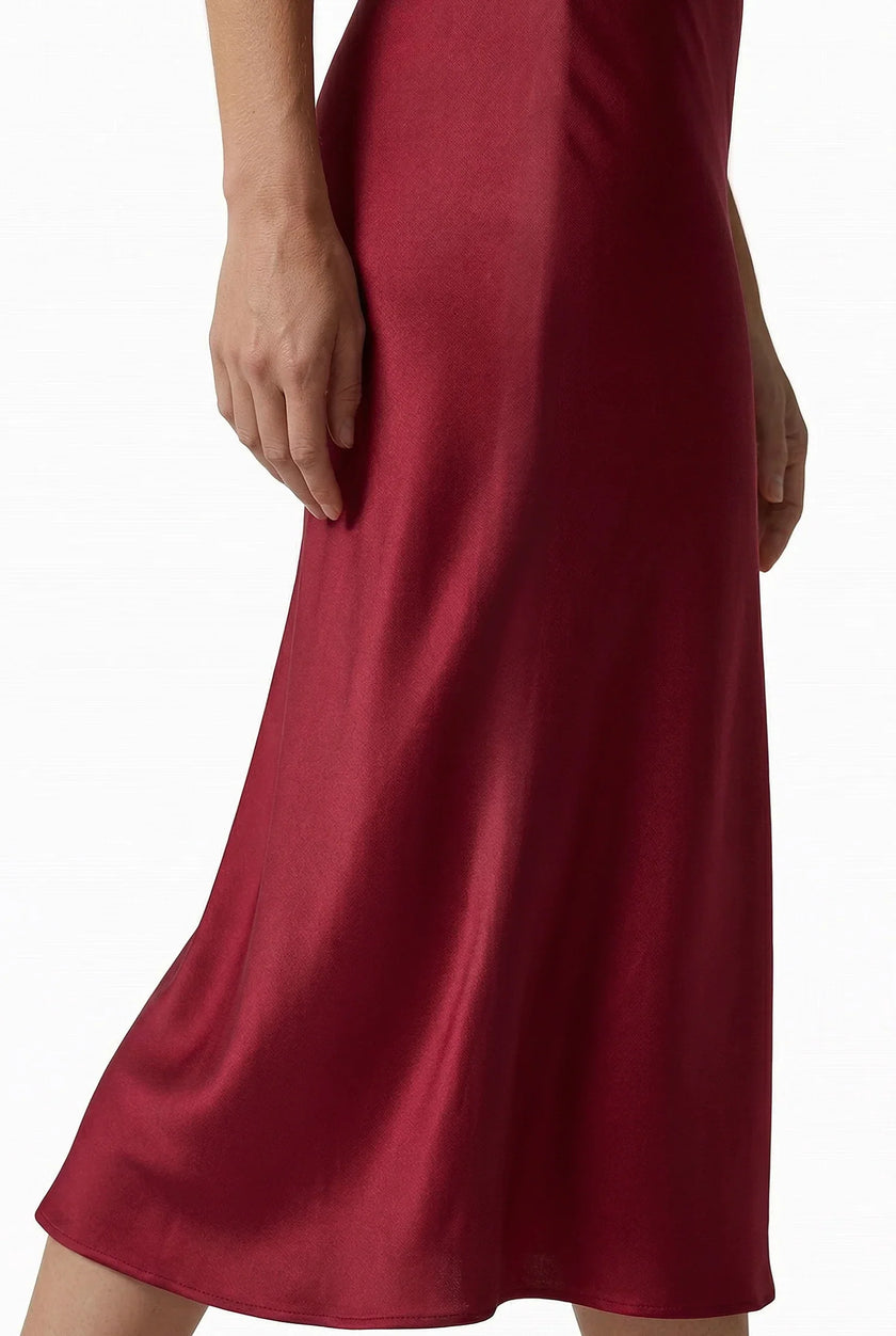 FJØRNA satin high-waist flowing midi skirt for women, elegant pencil style in a smooth, shiny fabric with a flowing silhouette.