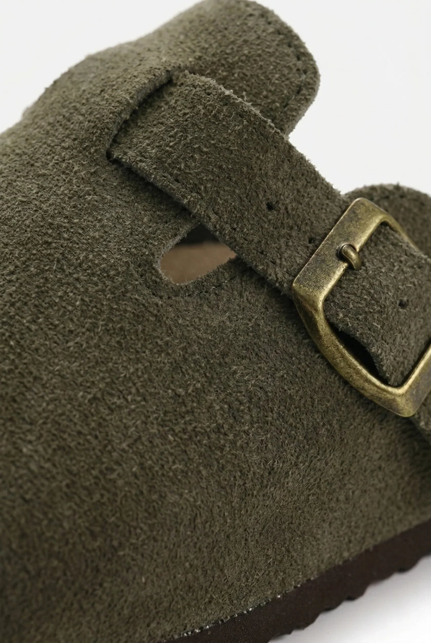 FJØRNA women's suede-effect slip-on clogs with comfortable, refined design and casual loafer style in a natural suede look.