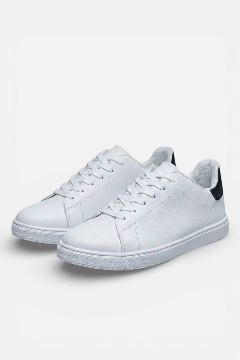Men's FJØRNA lightweight casual lace-up trainers with breathable design and stylish everyday shoe appearance.