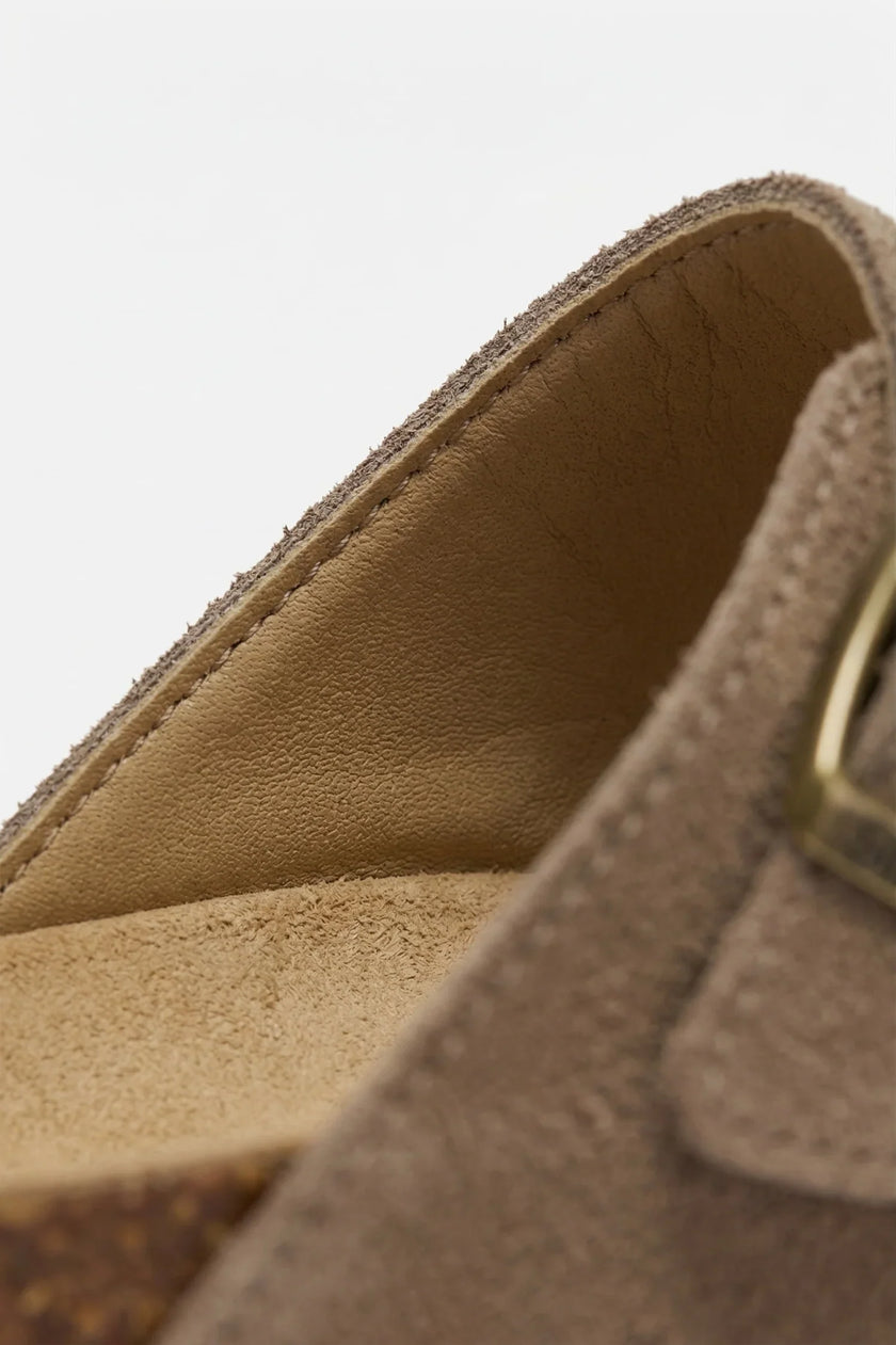 Adjustable casual slip-on sandals for men by FJØRNA, featuring a comfortable summer indoor shoe design.