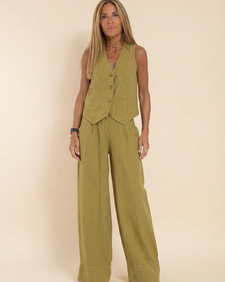 FJØRNA women's summer two-piece linen co-ord set with button-front top and matching shorts, casual and breathable for warm weather.