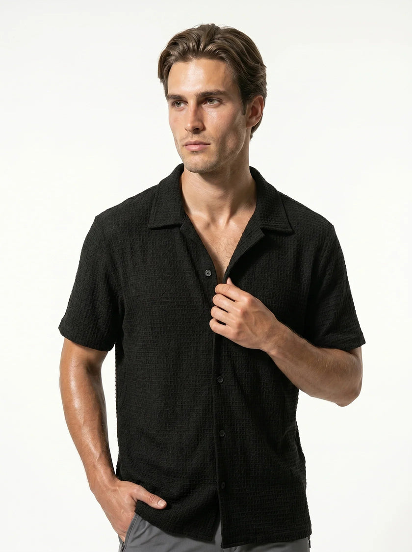 FJØRNA men's classic short-sleeve button-up shirt, casual summer tops for men, in lightweight fabric with a relaxed fit.