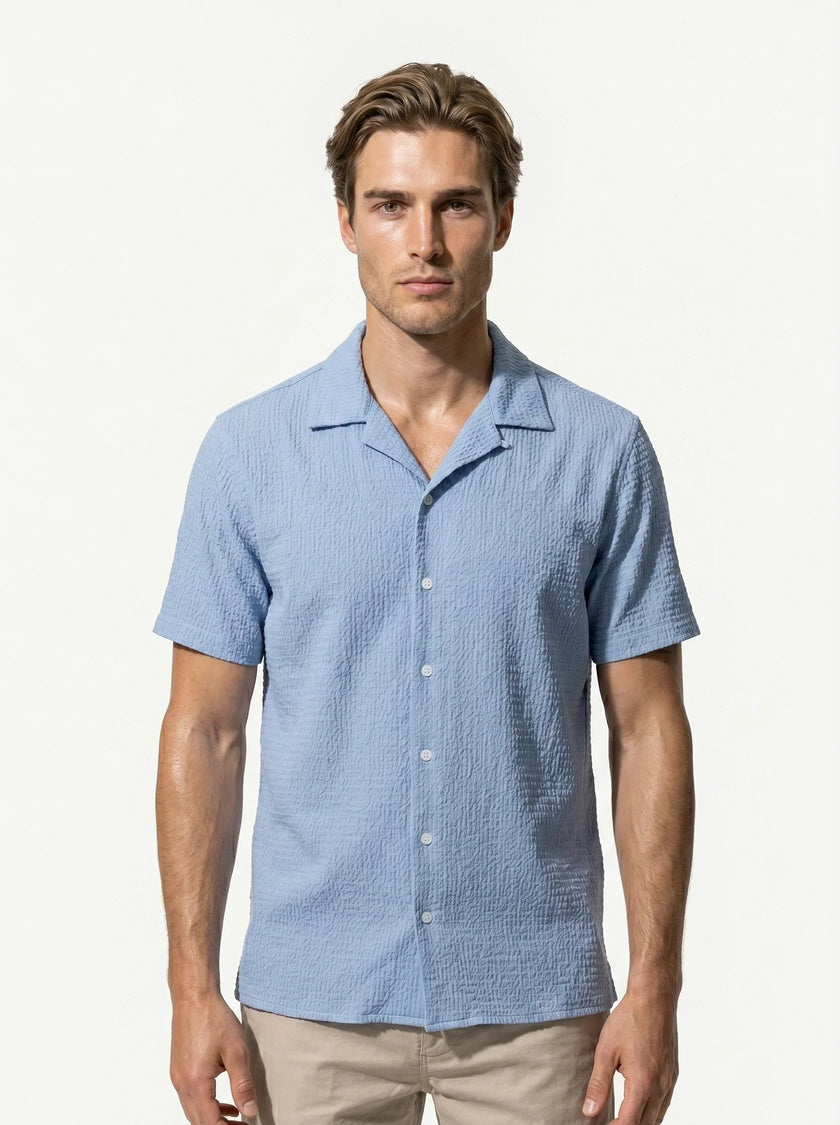 FJØRNA men's classic short-sleeve button-up shirt, casual summer tops, light fabric with a collar and button closure.