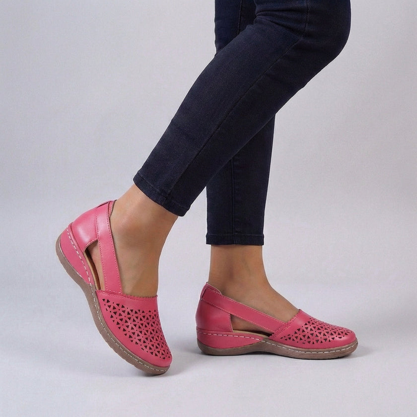 FJØRNA orthopedic wedge sandals in rose red with scalloped trim and side cut-outs, showcasing stylish and supportive footwear.