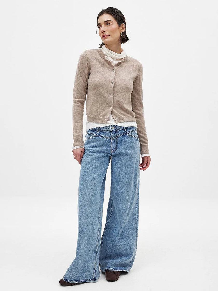 FJØRNA women's longline button-front knit cardigan, stylish and cozy top with a relaxed fit and long sleeves.