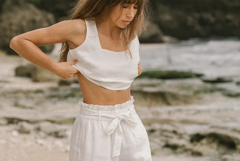 FJØRNA linen wide-leg trousers for women, loose pull-on pants with a relaxed fit and natural fabric appearance.