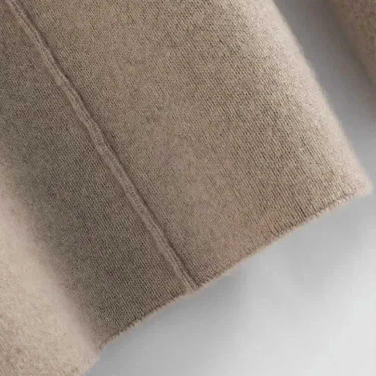 FJØRNA women's joggers, comfortable pants with a relaxed fit, shown in a casual image highlighting the fabric and style.