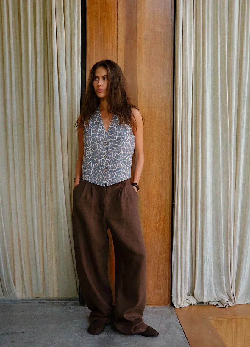 Women’s linen blend wide leg trousers with high waist from FJØRNA, styled with a relaxed fit and natural fabric texture.