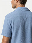 FJØRNA men's classic short-sleeve button-up shirt, casual summer tops with no-seam design, lightweight and breathable for warm weather.